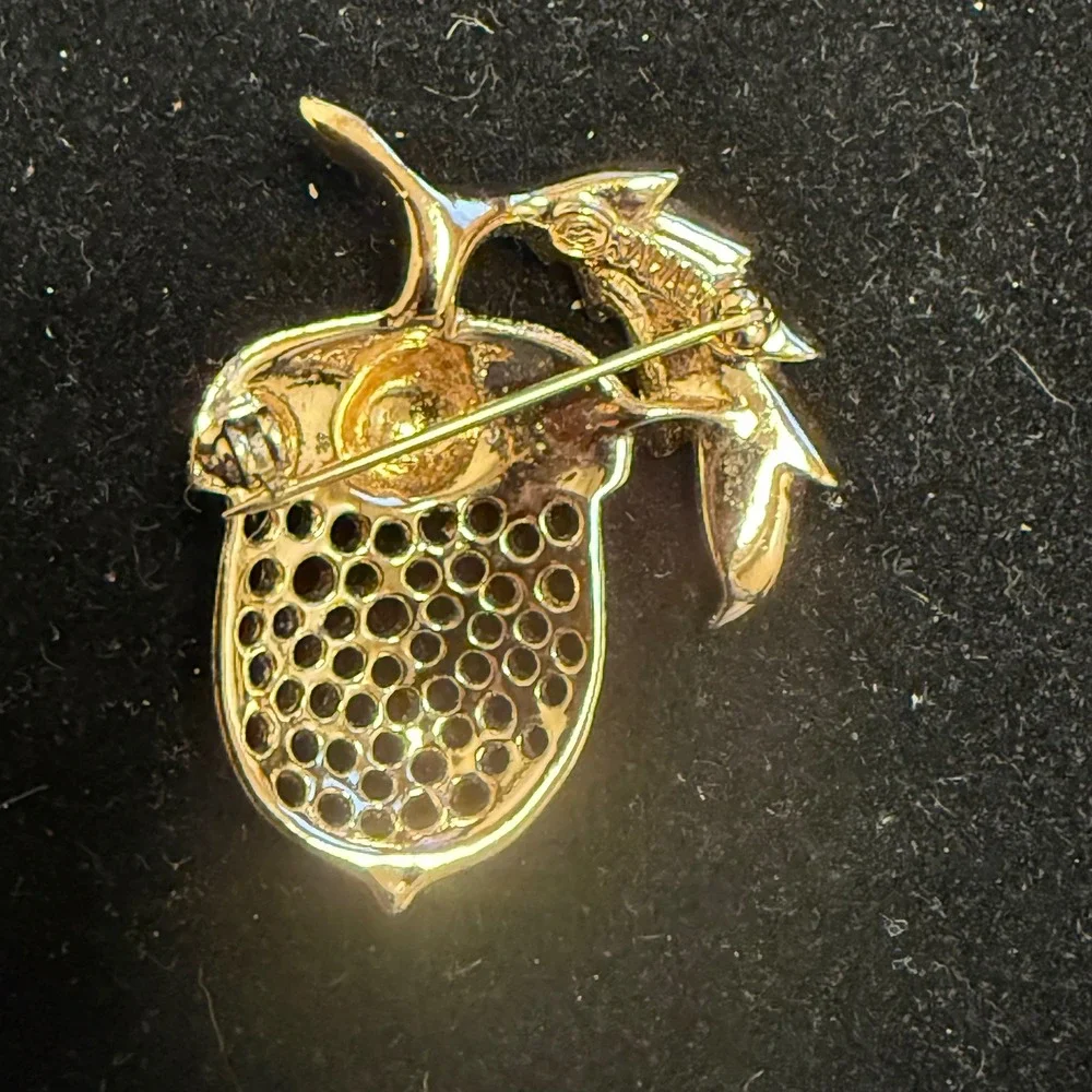 Vintage‎ Sarah Coventry Gold Tone Acorn Leaf Brooch Textured Openwork Fall Pin